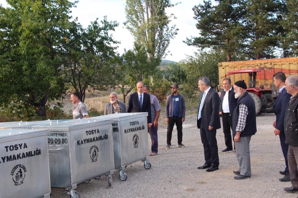 Tosya’da Suluca ve Çifter köylerine çöp konteynırı teslim edildi 