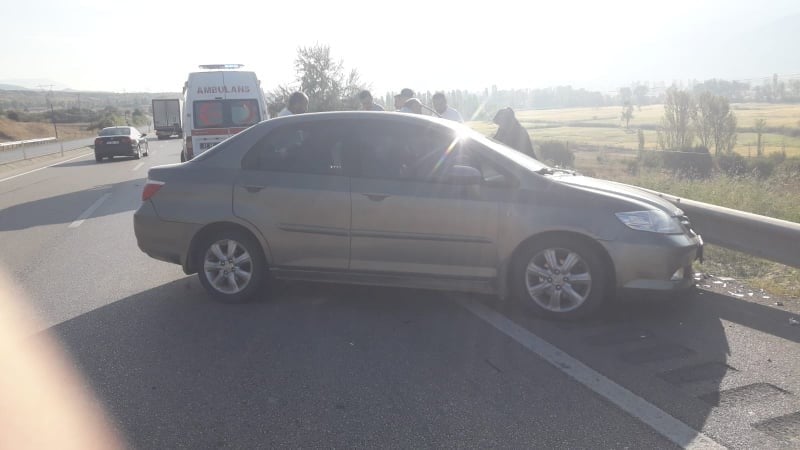Tosya’da yoldan çıkan otomobil bariyerlere çarptı: 2 yaralı 