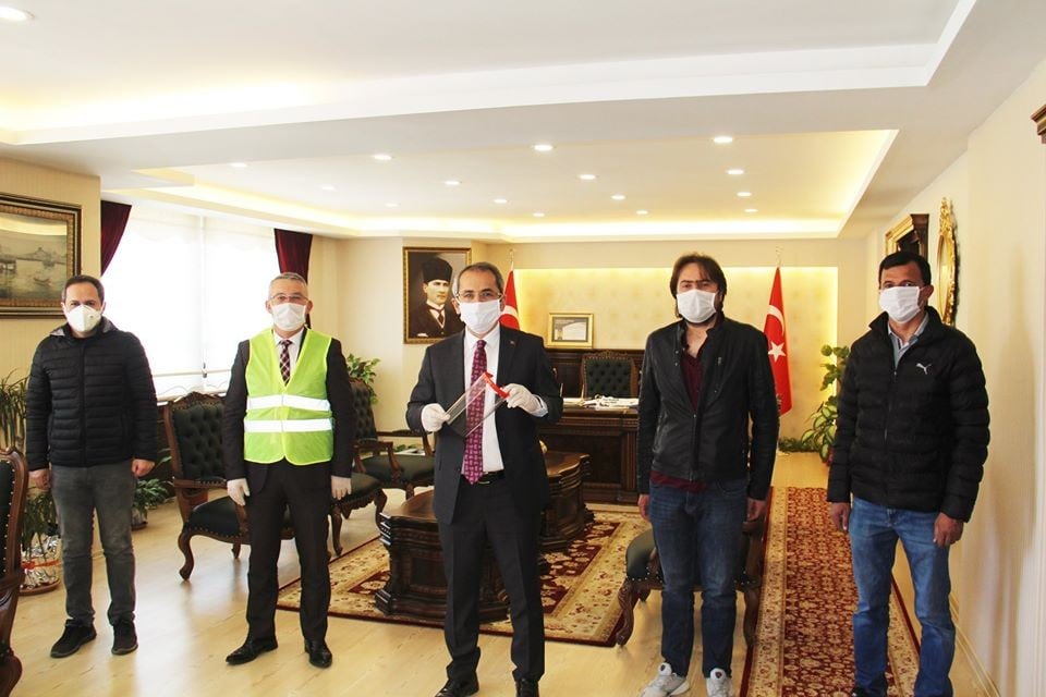 Tosya’da yüz koruyucu maske üretildi 