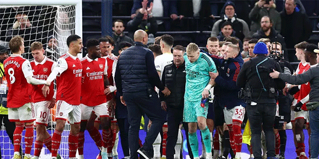 Tottenham taraftarından Arsenal kalecisine tekme