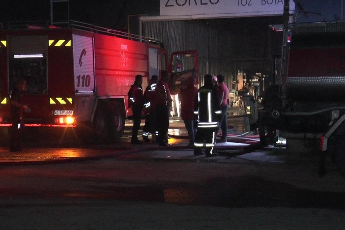 Toz boya fabrikası alev alev yandı