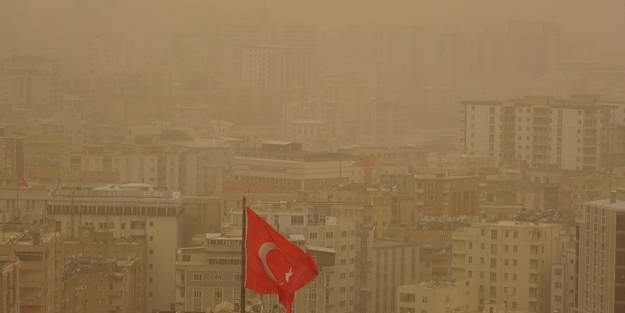Toz bulutu tüm şehri kapladı!
