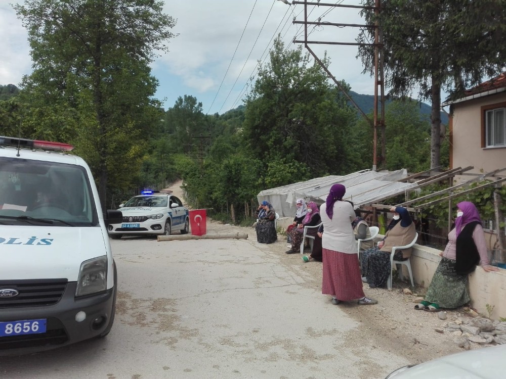 Tozdan bıkan mahalleli yolu ulaşıma kapattı 
