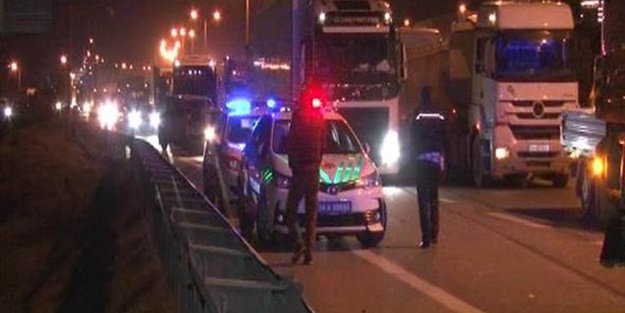 TIR devrildi, TEM kilitlendi