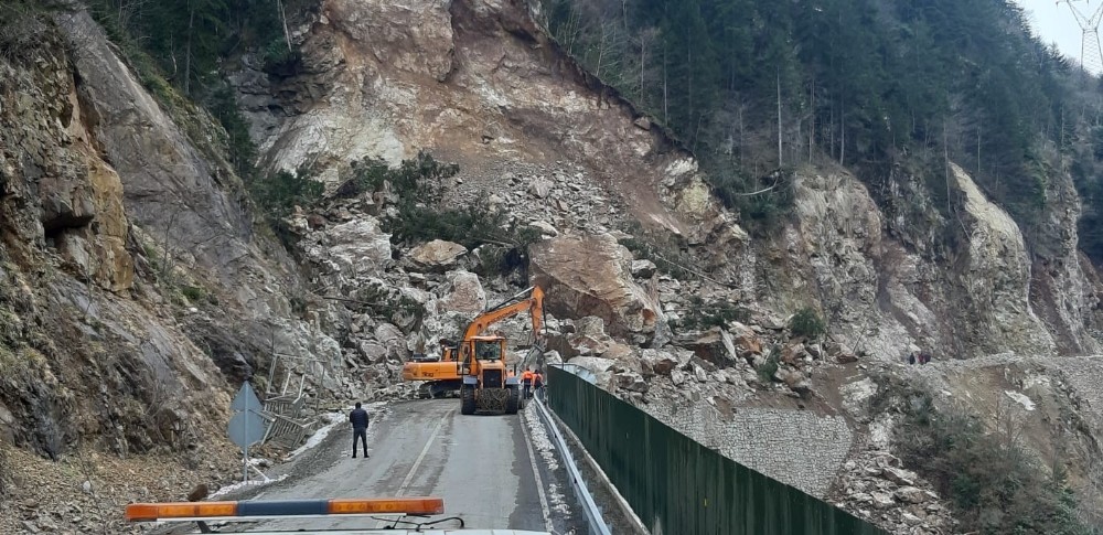 Trabzon-Bayburt karayolunda heyelan 