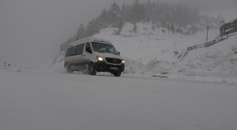Trabzon-Gümüşhane karayolunda yaşanan çığın ardından 