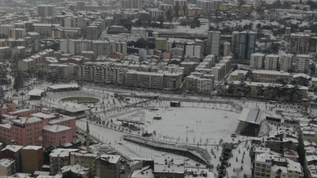 Trabzon şehir merkezi beyaza büründü