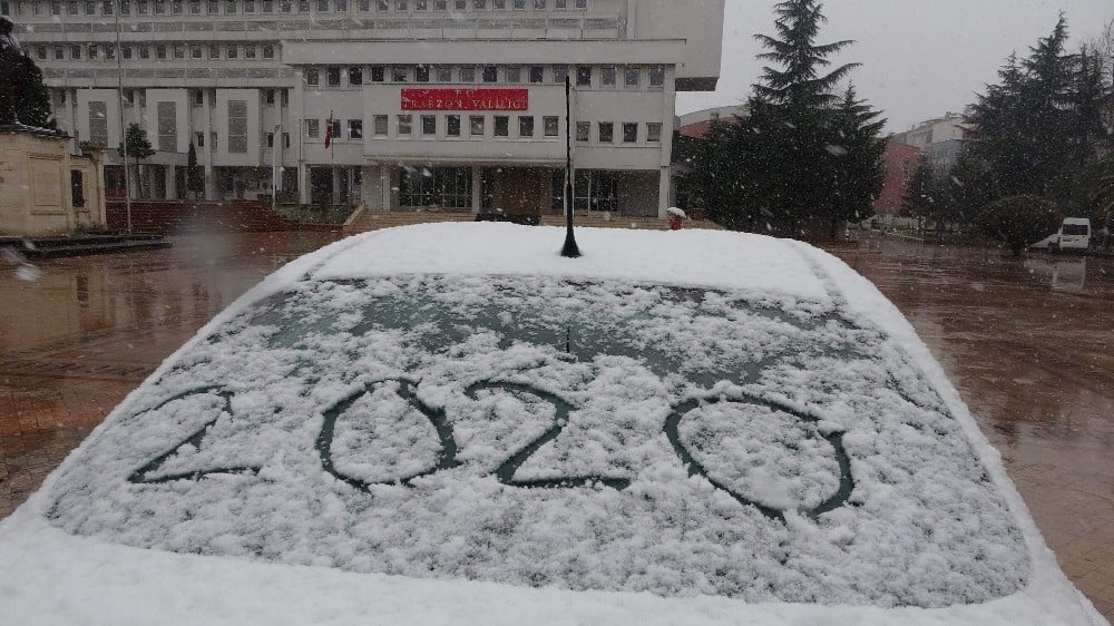 Trabzon şehir merkezine 3 yıl aradan sonra kar yağdı 