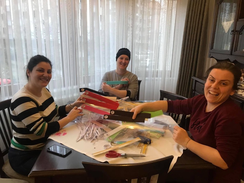 Trabzon Tabip Odası Başkanı Sivri komşularıyla evde sağlık çalışanları için koruyucu siperlik üretimine başladı 