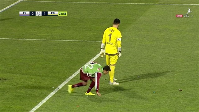 Trabzon taraftarından Demirel'e ayakkabı