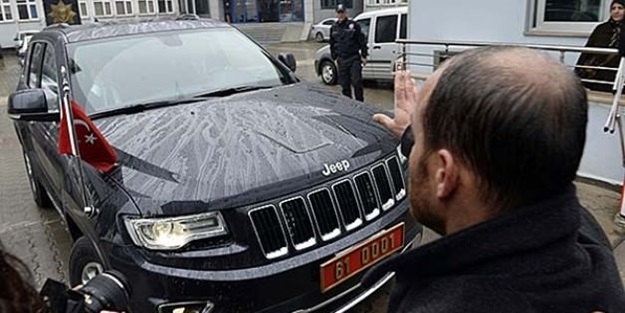 Trabzon Valisi'nin aracının önünü kesmek istediler