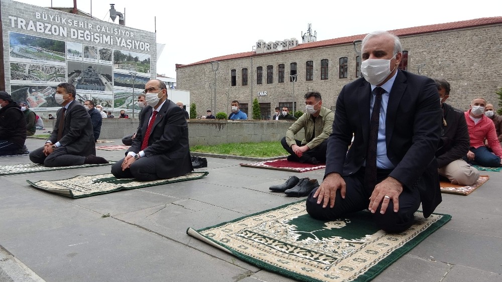Trabzon’da 18 ilçede bin 264 noktada yaklaşık 2,5 ay sonra Cuma namazı kılındı 