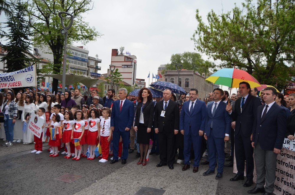 Trabzon’da 20. Uluslararası Karadeniz Tiyatro Festivalinin açılışı yağmur altında yapıldı 