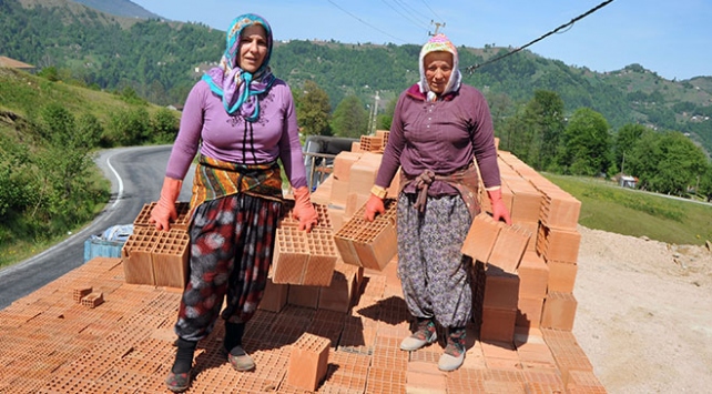 Trabzon'da 4 kadın, kamyonlardan tuğla boşaltarak ekmeklerini kazanıyor