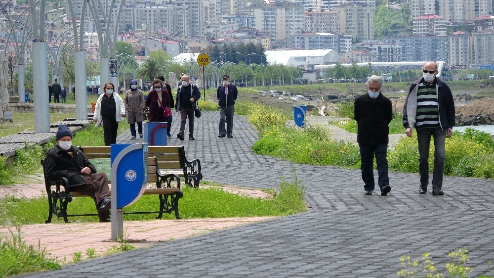 Trabzon’da 65 yaş ve üstü yaşlılar yürüyüşün yasak olduğu sahile akın etti 