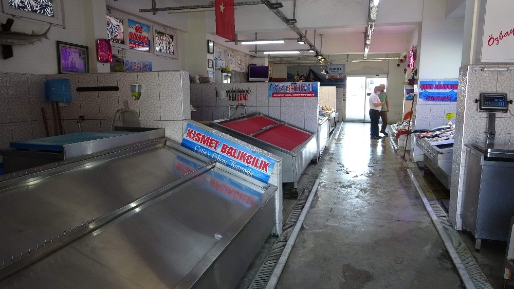 Trabzon’da balıkçı tezgahları boş kaldı 