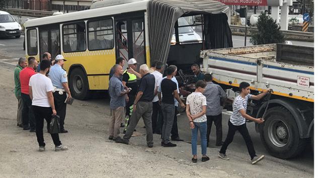 Trabzon'da belediye otobüsü refüje çarparak ikiye ayrıldı: 4 yaralı