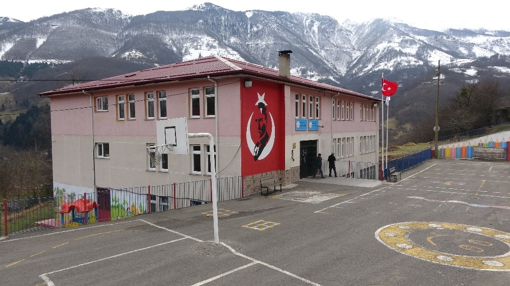 Trabzon’da bir okulda çatlaklar nedeniyle boşaltma kararı alındı 