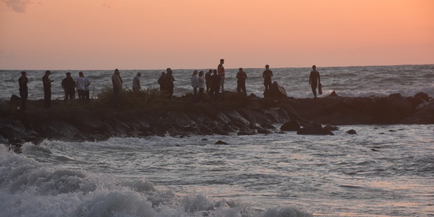 Trabzon'da boğulma tehlikesi geçiren 3 kişiden 2'si kurtarıldı
