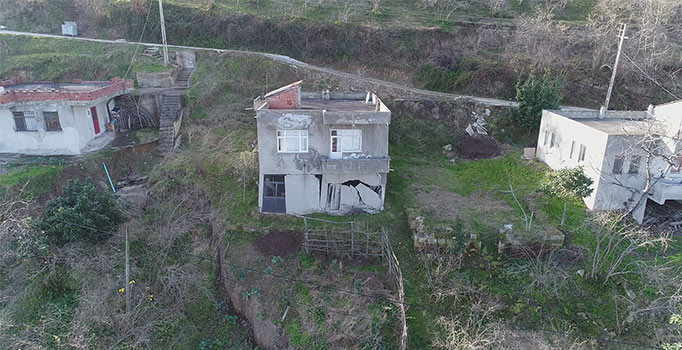 Trabzon'da bu mahalle 1 yıldır kayıyor