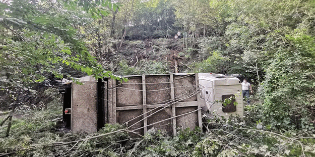 Trabzon'da çöp kamyonu devrildi! 3 yaralı