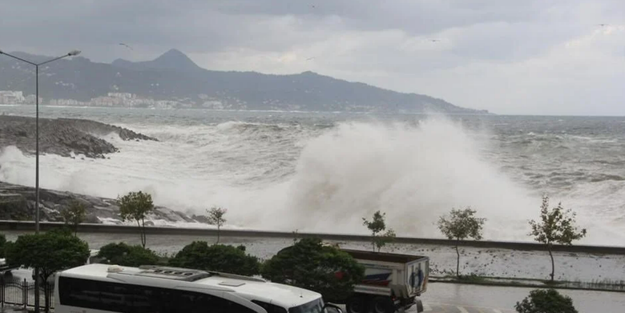 Trabzon'da dalgalara kapılan 2 kişi kayboldu