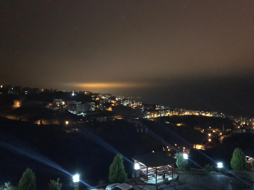 Trabzon’da dün gece bu esrarengiz ışığı görenler cep telefonlarına sarıldı 
