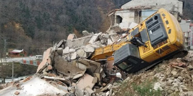 Trabzon'da facianın eşiğinden dönüldü! Bina kepçenin üzerine yıkıldı