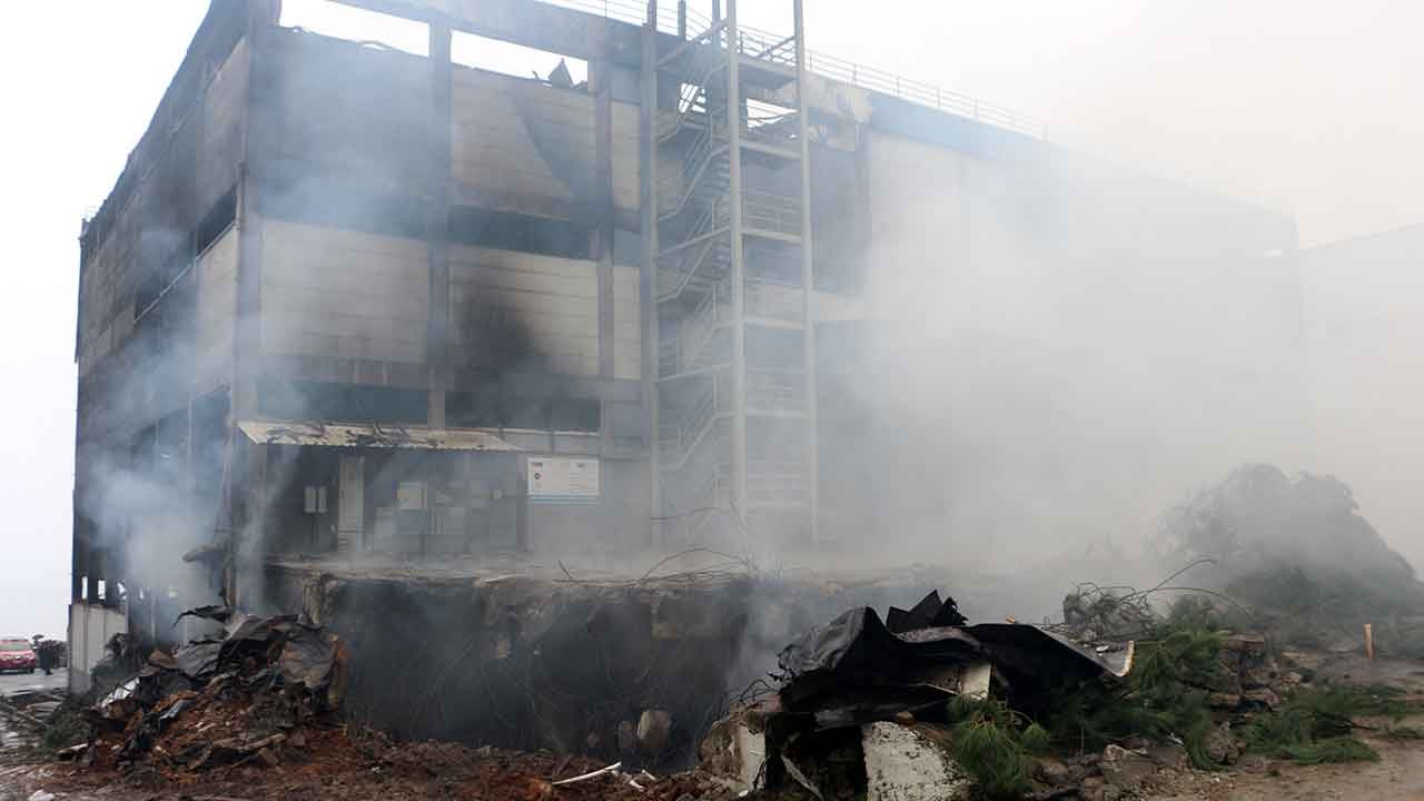 Trabzon'da fındık fabrikası alevlere teslim oldu! Can kaybı yaşanmaması teselli kaynağı oldu!