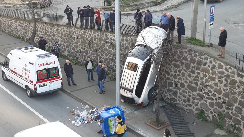 Trabzon’da ilginç kaza: duvarda asılı kaldı 
