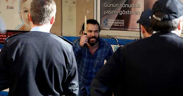 Trabzon'da iş yeri sahibi, zabıta ve polise bıçakla direndi