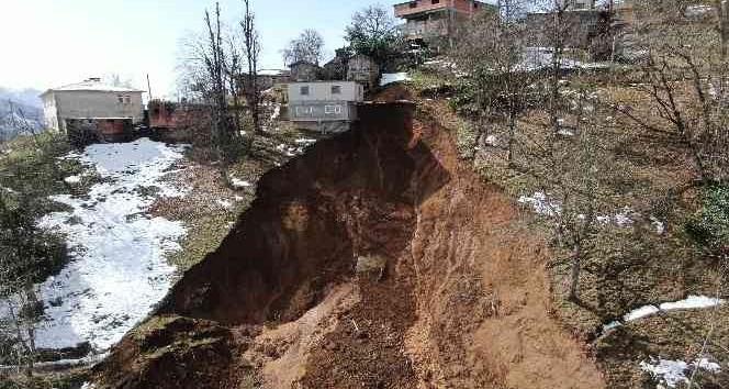 Trabzon'da kar sularının erimesi heyelanlara neden oluyor