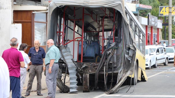 Trabzon’da körüklü belediye otobüsü seyir halindeyken ortadan ikiye ayrıldı