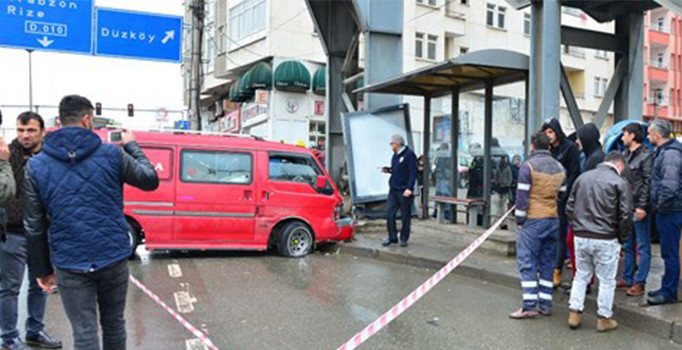 Trabzon'da midibüs durakta bekleyenlere çarptı: 5 kişi yaralı