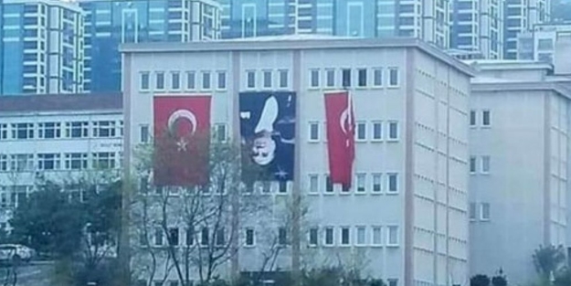 Trabzon'da Mustafa Kemal'in posterini tersten astılar