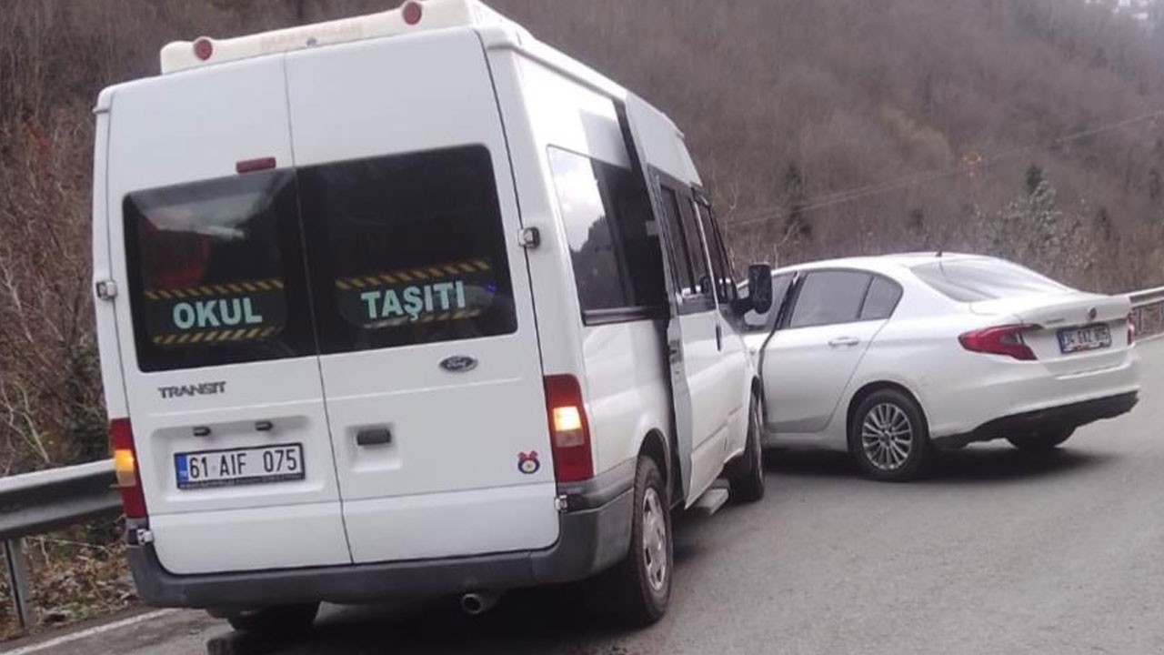Trabzon’da öğrenci servisi kaza yaptı! O anlar kamerada