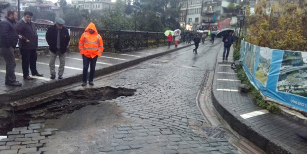 Trabzon'da sağanak yağış sonrası yol çöktü
