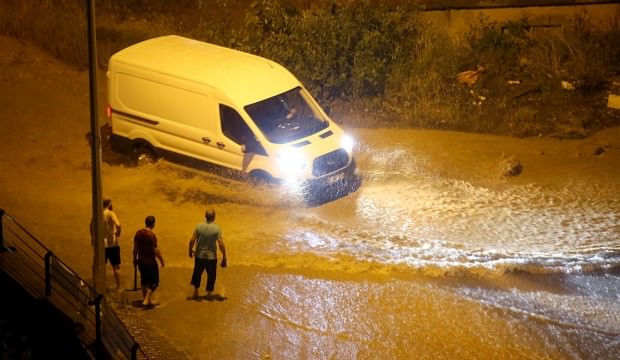 Trabzon'da sağanak yağış! Vatandaşlar uyarıldı