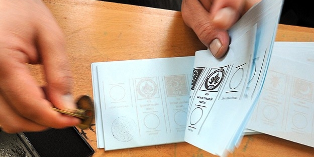 Trabzon'da sandık görevlisi başkalarının yerine 3 kez oy kullandı