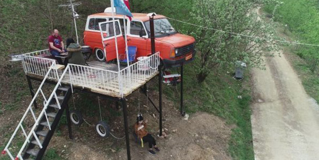 1985 model minibüsten ev yaptı!