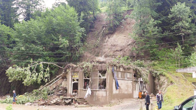 Trabzon'da sel ve heyelan yolları kapattı