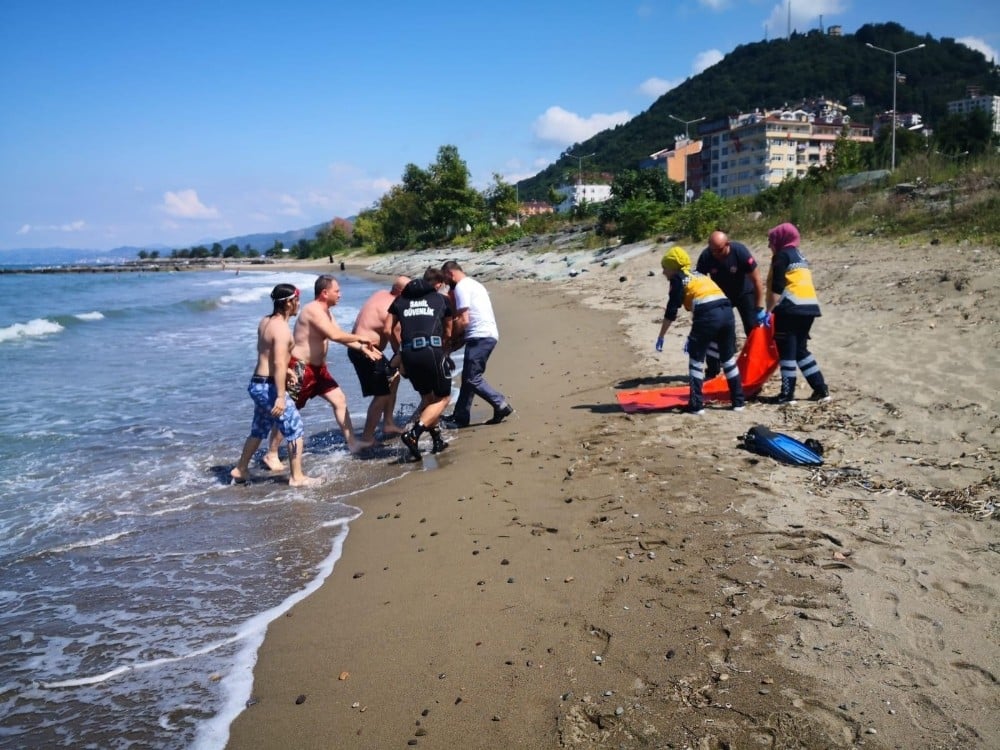 Trabzon’da serinlemek için denize giren iki kardeşten biri hayatını kaybetti 