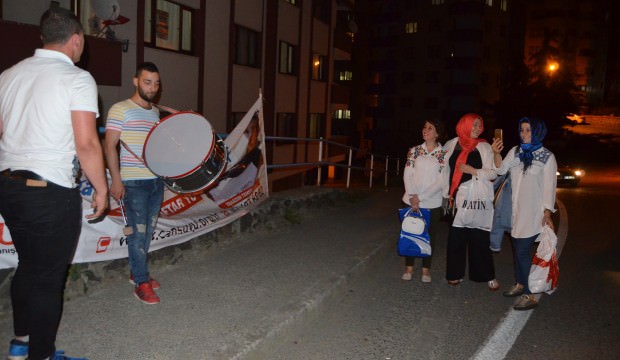 Trabzon'da sesini duyan balkona çıkıyor!