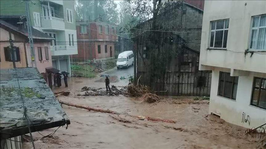 Trabzon'da şiddetli sağanak, Rize'de hortum