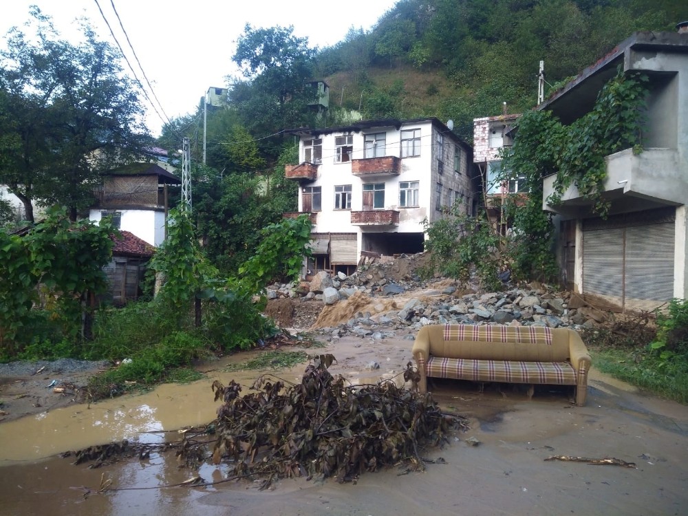 Trabzon’da şiddetli yağış hasara yol açtı 
