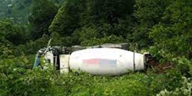 Sürücüsü indikten sonra kayarak şarampole devrilen beton mikseri yandı