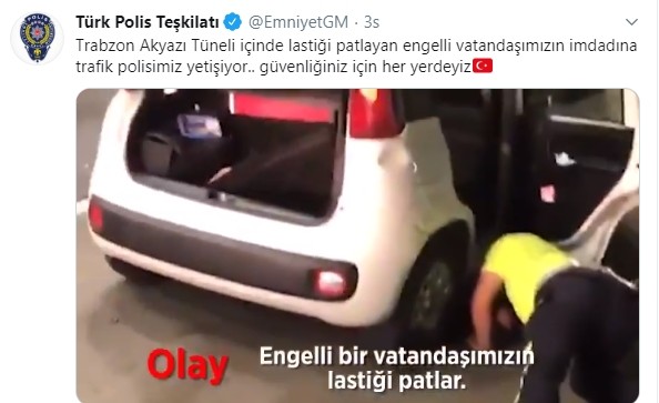 Trabzon’da trafik polisi lastiği patlayan özel gereksinimli sürücünün lastiğini değişti 