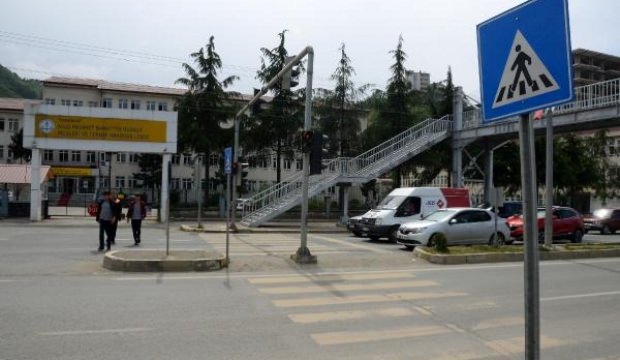 Trabzon'da üst geçidin altına yaya geçidi!