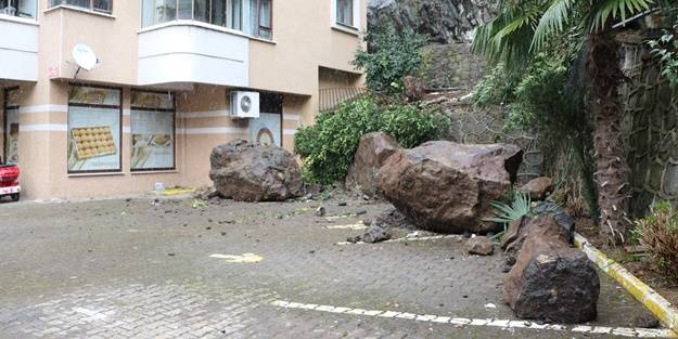 Trabzon'da yamaçtan kopan kayalar 3 araca zarar verdi