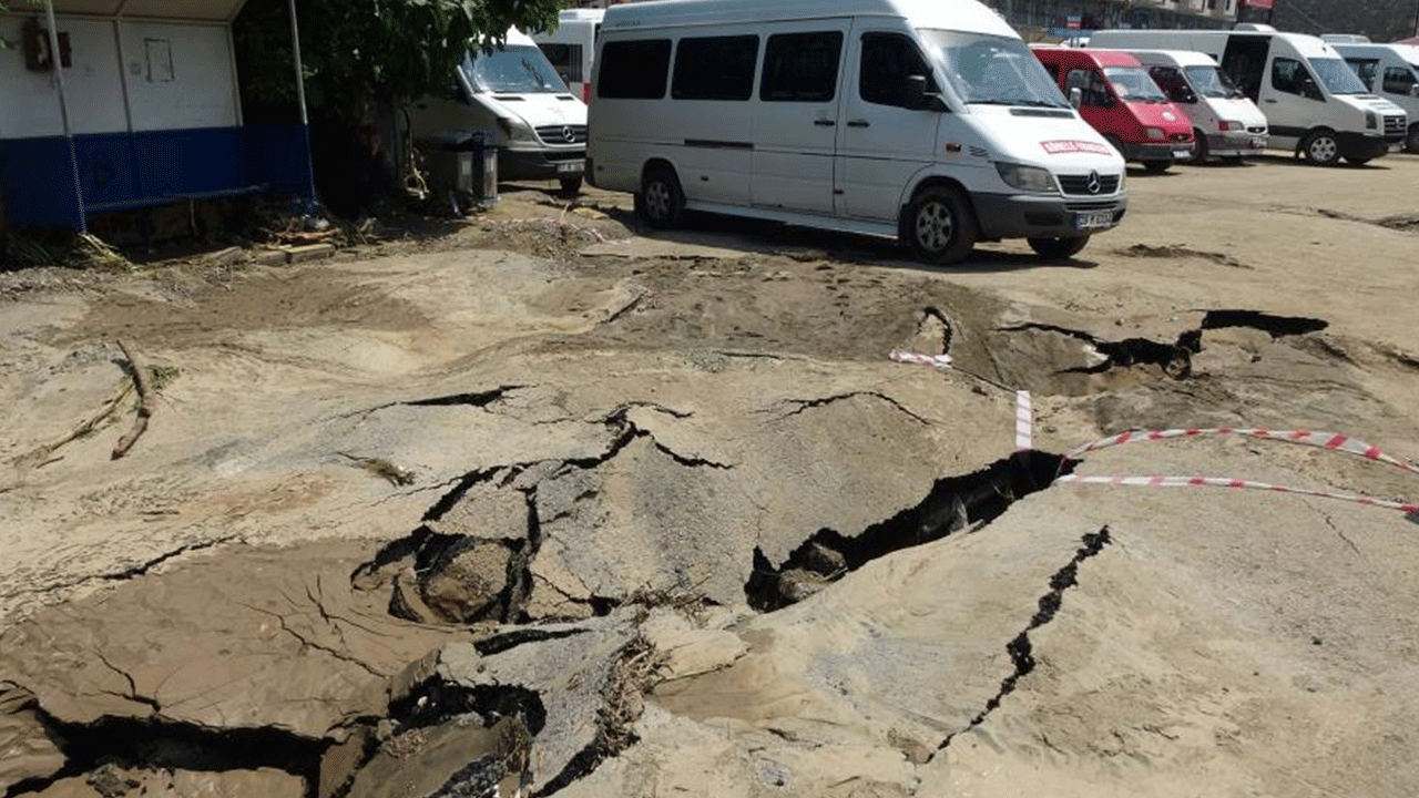 Trabzon'da yol ortadan ikiye ayrıldı!